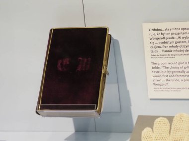 Tarihi Dini Metin ya da Müzedeki Dua Kitabı. Tarihi Kutsal Yazıları Gösteren Açıklayıcı Plakla Sergi Kutusu.