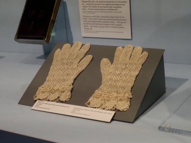 Tarihi Tekstil Sanatı ve Moda Gösterileri Müze standında Antika El yapımı Dantel Eldivenler sergilendi