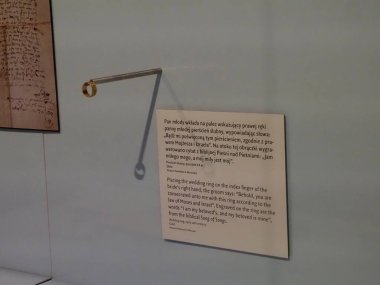 Müze Görüntüleme Kutusunda Tanımlayıcı Bilgi Plağıyla Tarihi Metal Anahtar Objesi