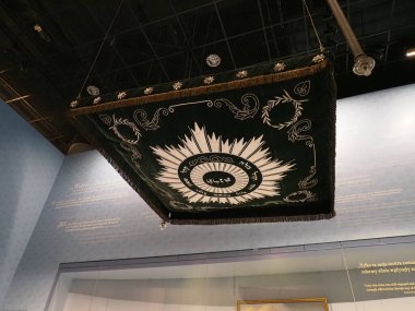 Tarihi Müze veya Saray İçlerinde Altın Yıldız patlaması desenli ve dekoratif güllerle süslü Kara Tavan