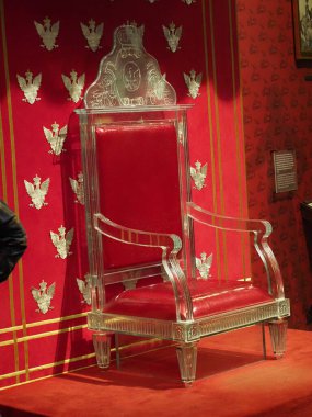 Müze Sergisi 'nde Kırmızı Kadife Döşeme ve Altın Süslemelerle Süslemeli Kraliyet Tahtı