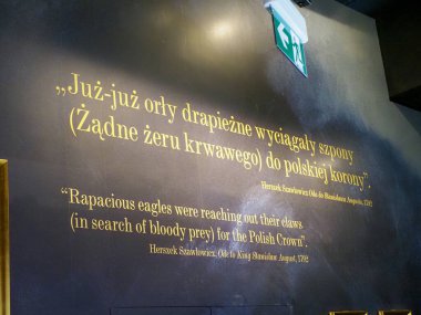Henryk Sienkiewicz 'den Kartallar Hakkında Aydınlanmış Lehçe ve İngilizce Tarihi Alıntılarla Müze Duvarı Sergisi