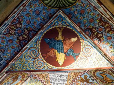 David 'in Geometrik Yıldızı Tahta Sinagog' da Mavi Dekoratif Sınır ile Üçgen Tavan Tasarımı Bölümü