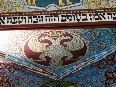 Tarihi Ahşap Sinagog Yeniden Yapılandırması 'nın dekoratif Tavan Panelinde Kızıl Kartal Sembolü