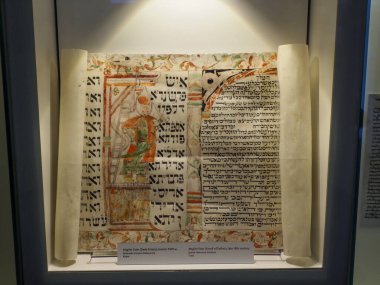 Müzede Renkli Dekoratif Sanat ve Dini Metin ile Aydınlatılmış Eskiler İbranice El Yazması
