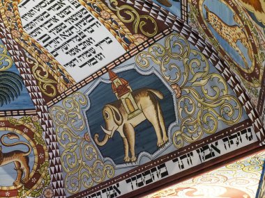 Geleneksel Yahudi Sinagogu Tavanı üzerine Altın ve Mavi Dekoratif Elementlerle Fil Sembolünün Detaylı Görünümü