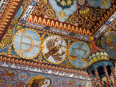 Canlı Renkler ve Altın Detaylı Astrolojik Görüntüler ve Zodiac Sembolleri ile Ortaçağ Katedrali Tavanı Panoramik Görünümü