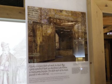 Tarihi Sinagog 'a açılan Antik Ahşap Kapı, Kültürel ve Dini Anlamını Açıklayan Açıklayıcı Müze Plaketi