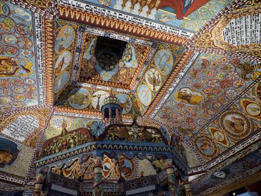 Zodiac Imagery, İbranice yazıtlar ve dekoratif Geometrik Desenlerle Ayrıntılı Sinagog Tavanı Panoramik Görünümü