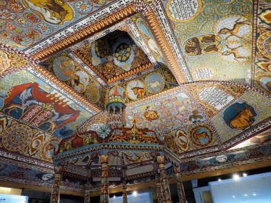Zengin dekore edilmiş Zodiac resimleri ve geleneksel Yahudi Sanat Tarzı İbranice kutsal kitapla Sinagog Tavanı 'nı detaylandır