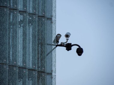 Modern Gözetleme Kameraları Mavi Gökyüzüne Karşı Cam Bina Dış Bağlandı