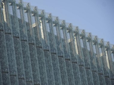 Geometrik Mavi Cam Görünümü Geniş Açı Görünümü Açık Gökyüzüne Karşı Ritmik Düzen Oluşturan Açı Paneller