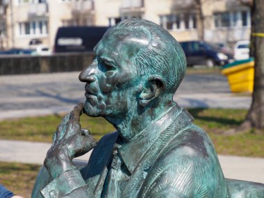 Bronz Düşünen Adam Heykeli 'nin Kenar Profili Şehir Parkı Ayarlarında Yüzü Yüzünde