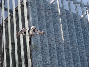 Çağdaş Güvenlik Kamerası Cam Ofis Binası 'na Şehir Gözetimi Sağlayan Duvara Bağlandı