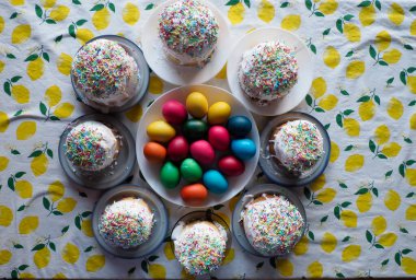 Ev yapımı Kulich Kekleri ile geleneksel Paskalya Kutlama Masası Üzerine serpiştirilmiş Paskalya Yumurtaları