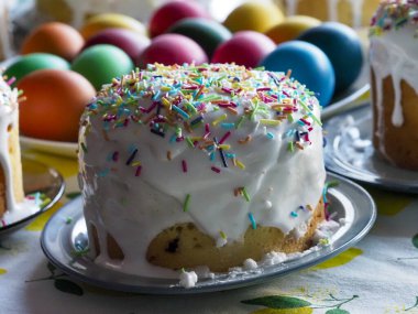 Geleneksel Paskalya Pastası Beyaz Jöleli ve Renkli Şekerlemeler Etrafı Boyalı Yumurtalarla çevrili