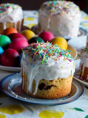 Paskalya Kulich Pastası 'nın detaylı görüntüsü Kremalı Beyaz Buz ve Gökkuşağı Serpiştirilmiş Renkli Yumurtalar