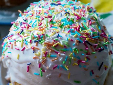 Paskalya Pastası 'nın Kapanışı Kalın Beyaz Şekerli ve Bol Renkli Serpiştirilmiş Üstten Fotoğraflı