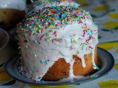 Geleneksel Doğu Avrupa Paskalya Ekmeği Beyaz Buzlu ve Renkli Yakın Çekim Görünümlü Kulich