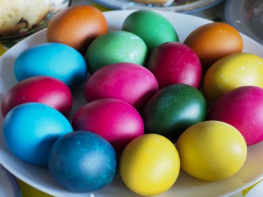 Renkli Renkli Paskalya Yumurtalarının Şenlikli Pembe, Mavi, Sarı ve Turuncu Renkleri