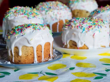 Beyaz Jöleli Ev Yapımı Paskalya Kulich Pastaları ve Limon Yazdırma Masasında Gökkuşağı Şekerlemeleri