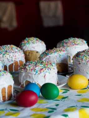 Parlak Limon Örnekli Renkli Paskalya Yumurtaları ile Geleneksel Doğu Avrupa Paskalya Kulich