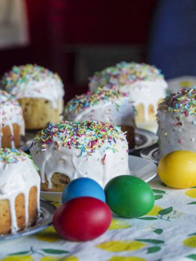 Paskalya Kulich Ekmeğine yakın çekim. Renkli Yumurtalar Bayram Masasında, Geleneksel Bahar Bayramı Yemek Kutlaması