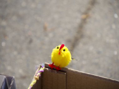 Geleneksel Bayram Sepetinde Süslü Yumurtaların Arasında Şenlikli Sarı Paskalya Tavuğu Oyuncağı