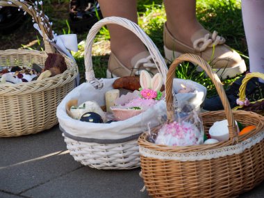 Geleneksel Paskalya sepetleri ve beyaz örtüler bahar dini kutlamalarında kutsama töreni için hazırlandı.