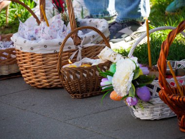 Geleneksel Hasır Paskalya Sepetleri Kilisede Kutsanmayı Bekleyen Renkli Yumurtalar ve Yemeklerle Dolu