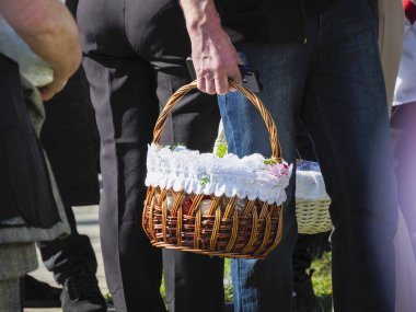 Geleneksel Ortodoks Kutsama Töreni sırasında Beyaz Dantelli Hasır Paskalya Sepeti