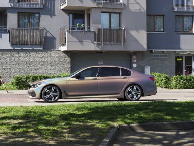 Lüks Sedan Güneşli Gün 'de Balkonlu Modern Konut Kompleksi' nin Önüne Park Etti