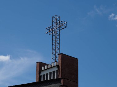 Canlı Mavi Gökyüzüne Karşı Eski Tuğla Yapısı Çelik Haç Yapısı Dramatik Bulut Düzeni