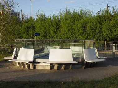 Şehir Parkı 'nda Yeşil Ağaçlar Halkın Dinlenme Alanını Yaratan Modern Beton Benç Kurulumu