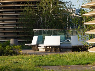Şehir Parkı 'nda Çağdaş Beyaz Beton Yeşiller Arkaplan Kurulumu