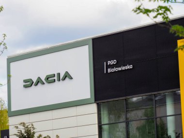 Showroom Building Exterior in Daylight 'ın üzerinde logosu olan Modern DACIA Satış İşareti