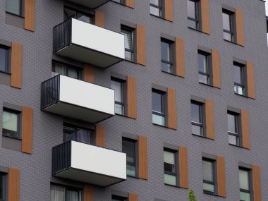 Geometrik desende düzenlenmiş Beyaz Balkonların yer aldığı Gri Yüzlü Modern Apartman Binası