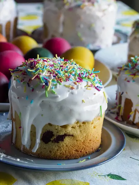 Geleneksel Paskalya Kulich Pastası 'nın Beyaz Buzlu ve Renkli Şekerlemeleri Bayram Ayarlarına Karşı