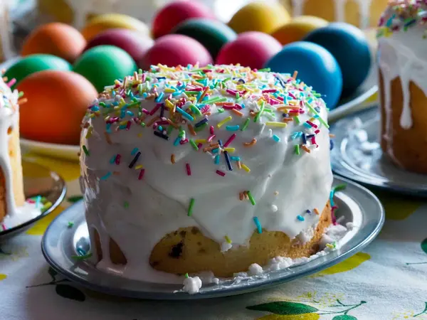 Geleneksel Paskalya Pastası Beyaz Jöleli ve Renkli Şekerlemeler Etrafı Boyalı Yumurtalarla çevrili