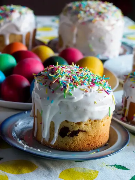 Paskalya Kulich Pastası 'nın detaylı görüntüsü Kremalı Beyaz Buz ve Gökkuşağı Serpiştirilmiş Renkli Yumurtalar