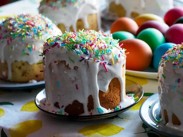 Geleneksel Paskalya Kutlaması Ev Yapımı Kulich Pastaları Renkli Püskürtme ve Kutlama Masasında Boyalı Yumurtalarla süslenmiştir