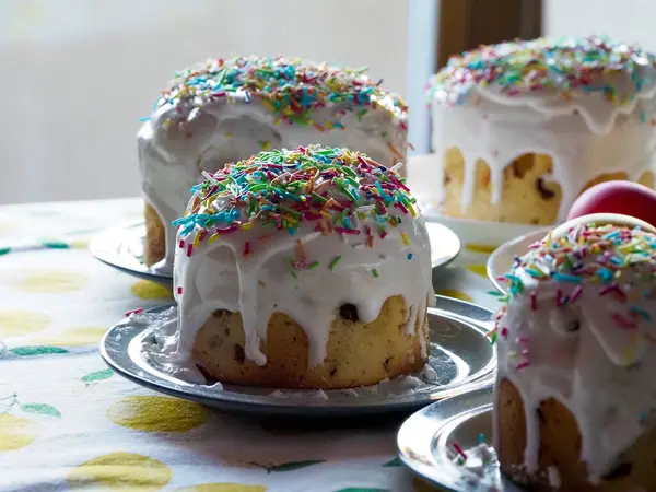 Geleneksel Paskalya Pastaları Beyaz Jöleli ve Gümüş Tabaklarda Renkli Şekerlemeler Şenlikli Sarı Arkaplanlara Karşı