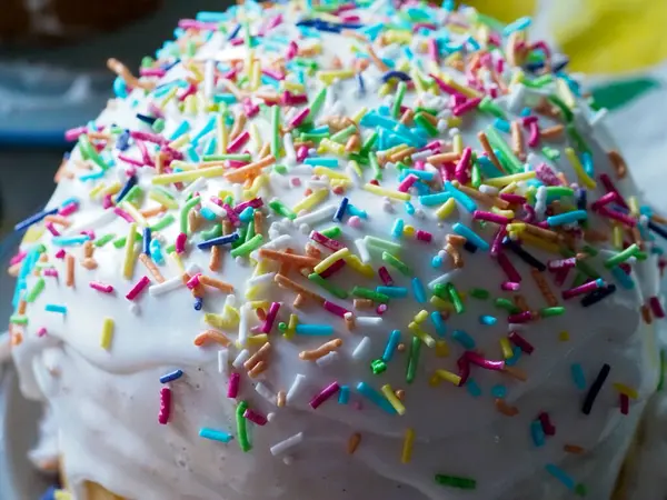 Paskalya Pastası 'nın Kapanışı Kalın Beyaz Şekerli ve Bol Renkli Serpiştirilmiş Üstten Fotoğraflı