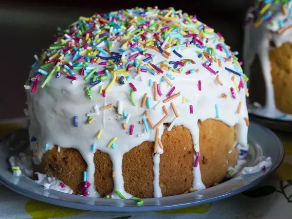 Geleneksel Kulich Paskalya Ekmeği Beyaz Jöleli ve Metal Tabakta Gökkuşağı Şekerlemeleri, Bahar Tatili Tatlısı
