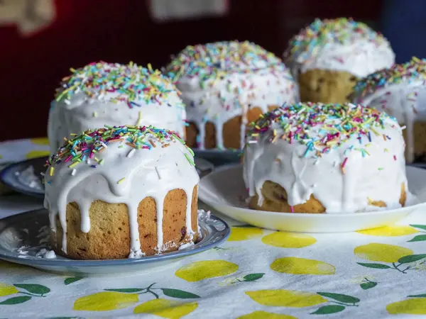 Beyaz Buzlu ve Renkli Şekerlemeli Çoklu Geleneksel Paskalya Kulich Kekleri, Bayram Tatlı Düzenleme