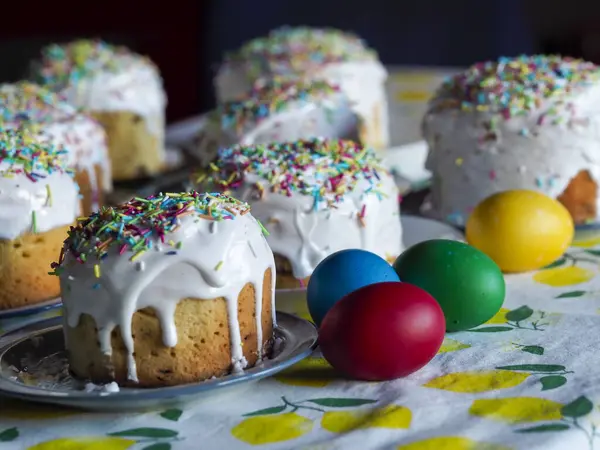 Geleneksel Kulich Ekmeği ve taze limon desenli canlı renkli yumurtalarla Paskalya Tatili Kompozisyonu