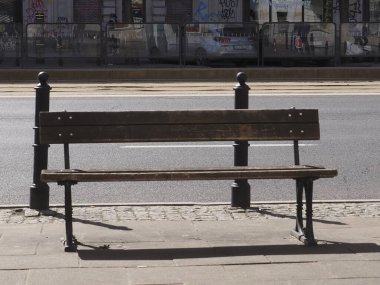 Parlak Güneş Işığındaki Boş Ahşap Park Kenar Mahallede Güçlü Gölgeler Oluşturuyor
