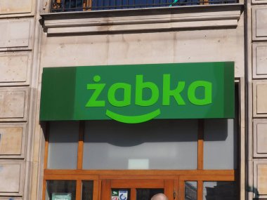 Polonya 'daki Geleneksel İnşaat Cephesi Yeşil Zabka Marketi İmzası