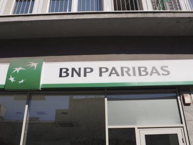 BNP Paribas Banka Şubesi Şehir Merkezinde Modern İnşaat Cephesi Yeşil ve Beyaz Logosu