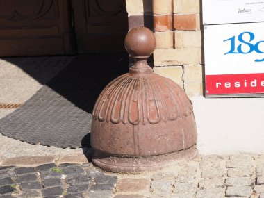 Cobblestone Caddesi 'ndeki Bakır Kubbe Bollard Avrupa' nın Eski Kentinde Tarihi Binaları Koruyor